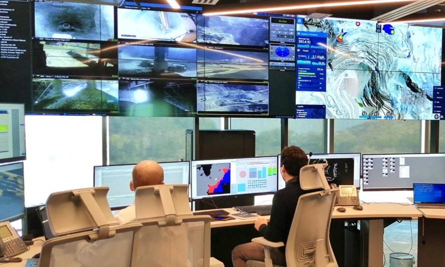 Sala de control con la señal en pantalla